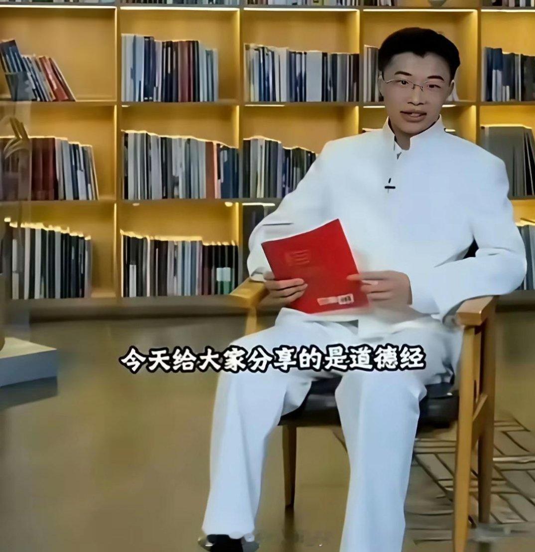 菏泽网红郭有才迈着轻盈、愉快、激动又骄傲的步伐渡进了北大校园北大校园是国内多少人