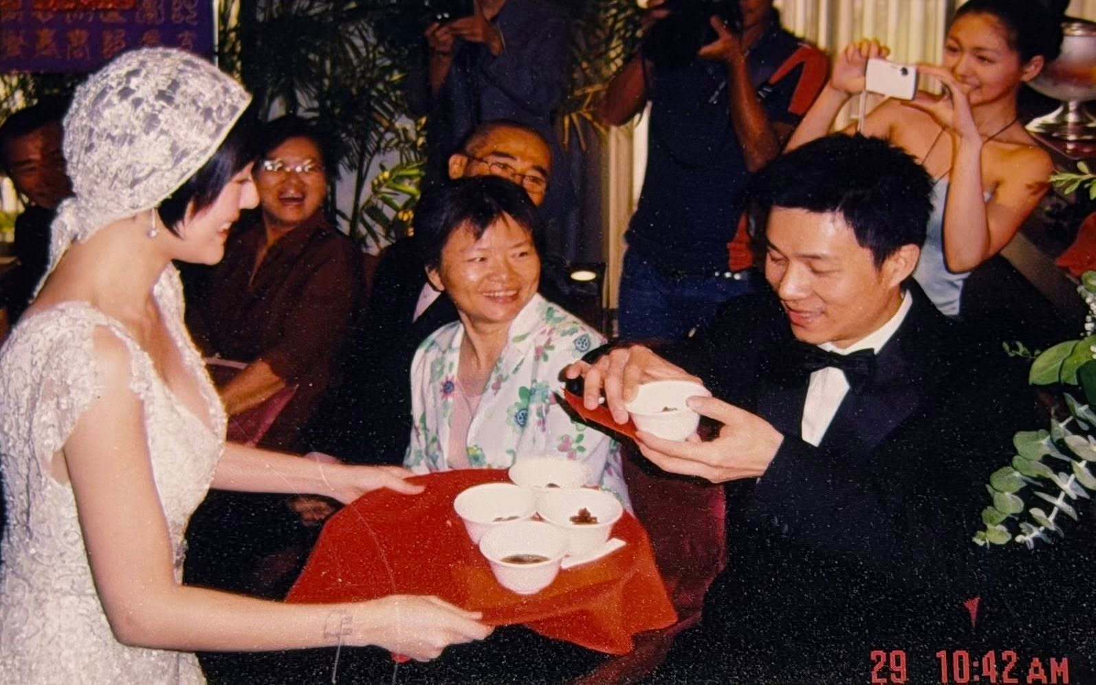 小S分享当年归宁宴照片❤️「当时我办归宁宴，心中只想着做好每一个步骤，完全没发现