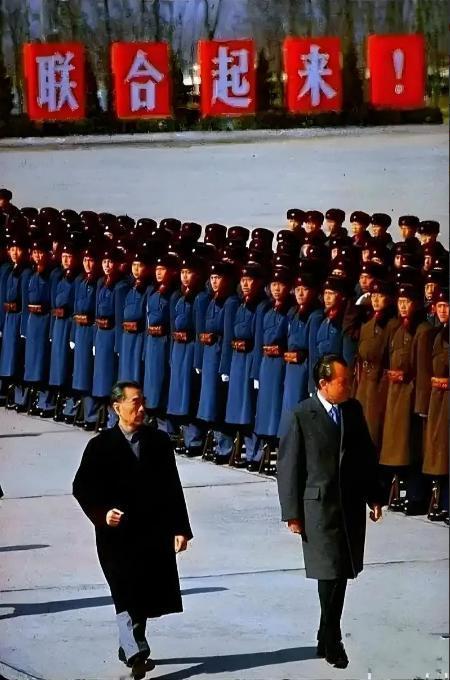 英国首相斯塔默这是怎么了？斯塔默好歹也是一国首相，访问我国的时候，在机场走的这