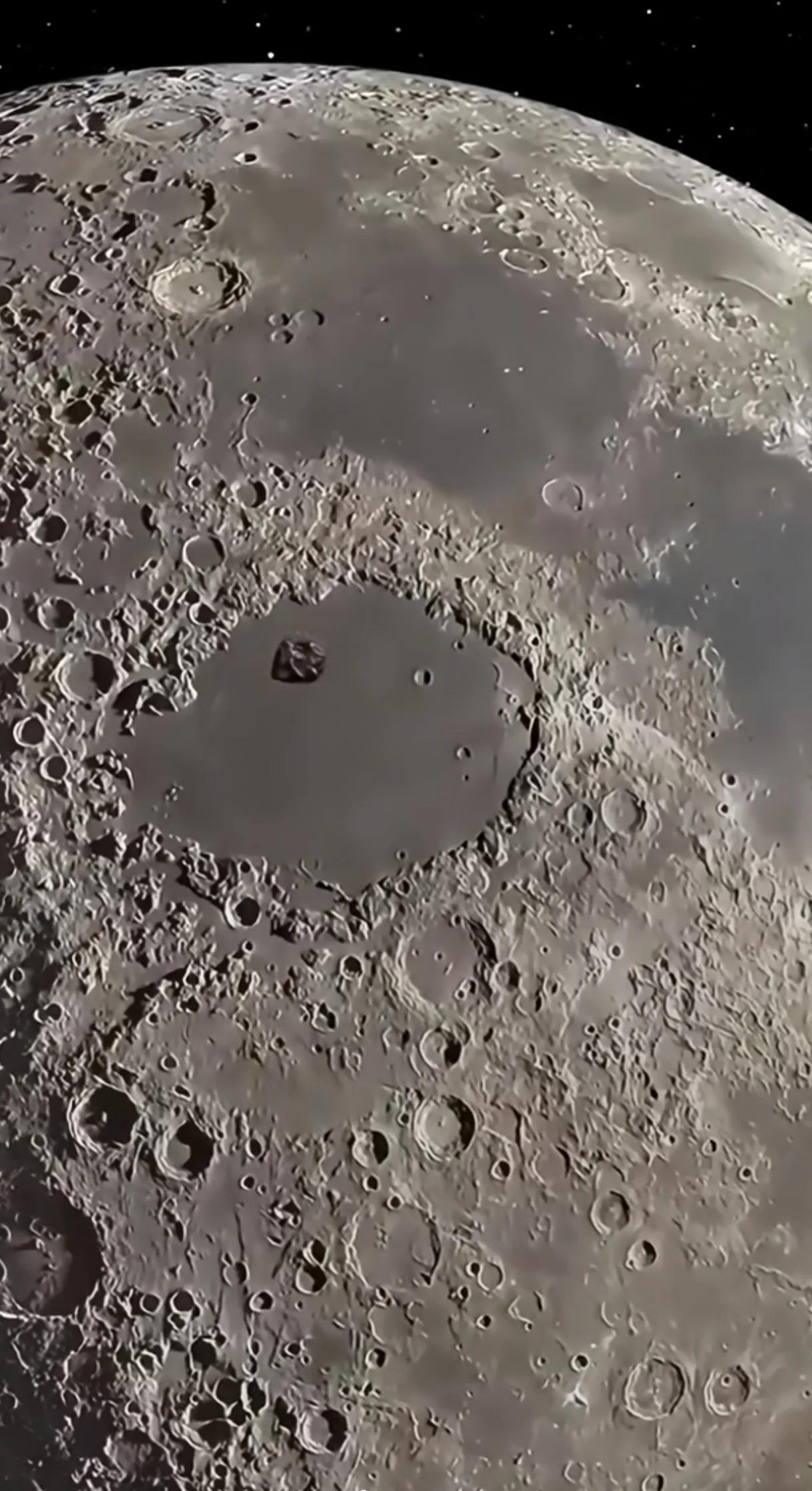 月亮好惨[笑着哭]，帮地球挡枪，被撞出了这么多陨石坑😡😡😡月球
