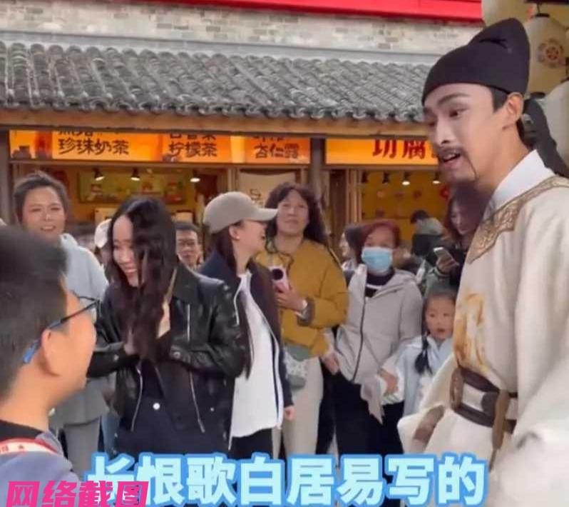 河北有男孩和家长在一处景区游玩，这时看到景区有人装扮成诗仙李白，便走上前询问此人