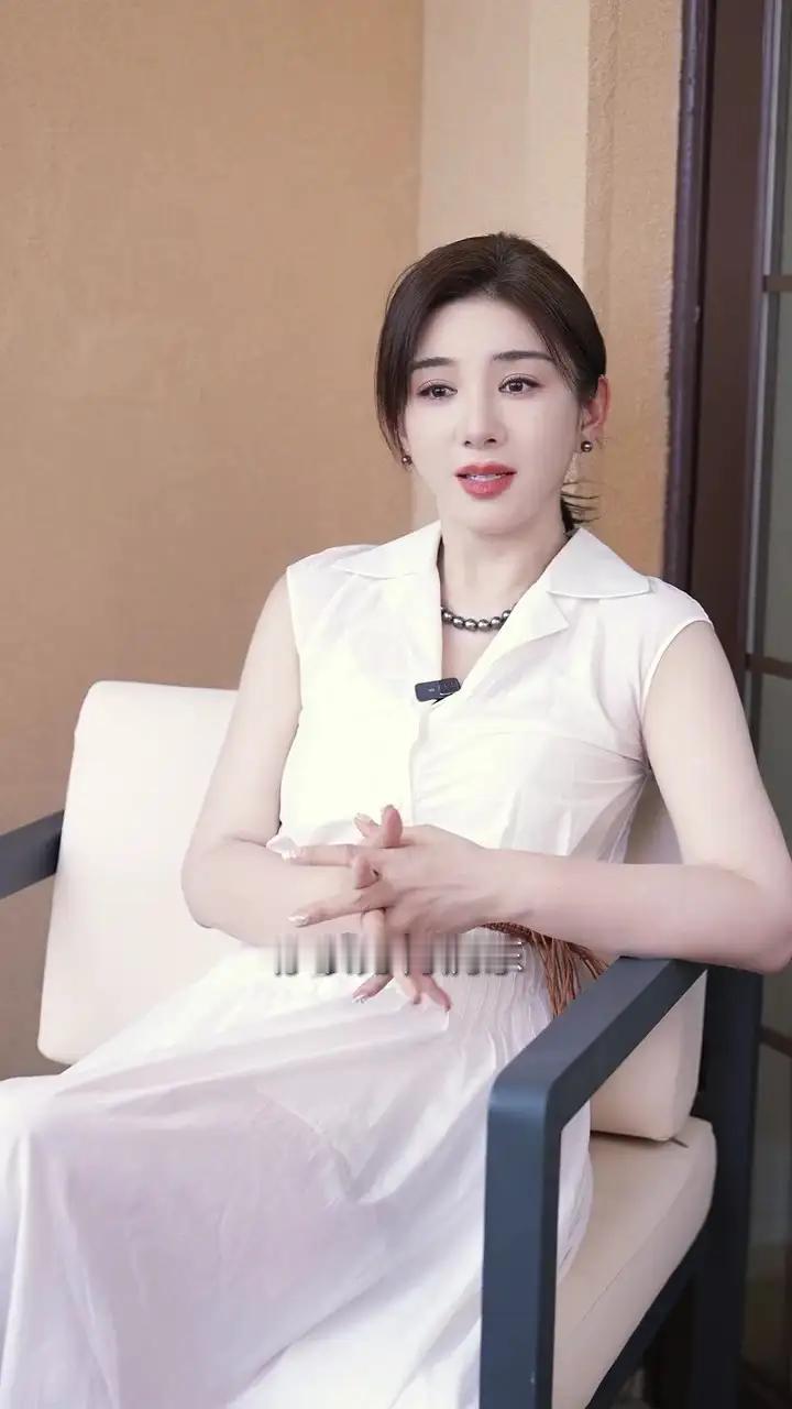 黄奕夸奖何润东，网友依旧不喜欢她估计是看李依晓也获得一波热度，赶紧出来讲一讲