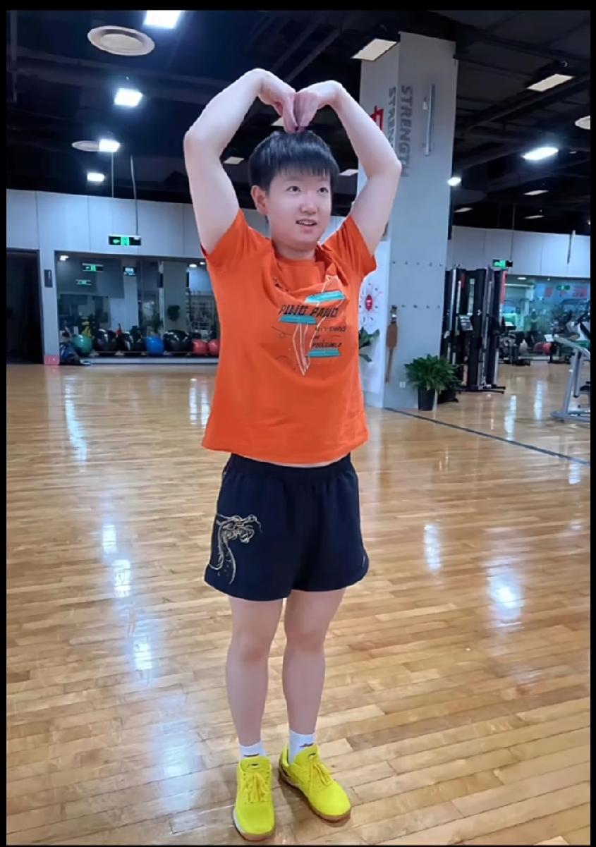 全世界最会比心的莎莎💖谁能拒绝孙颖莎的比心呀！赛场上是杀伐果断的小