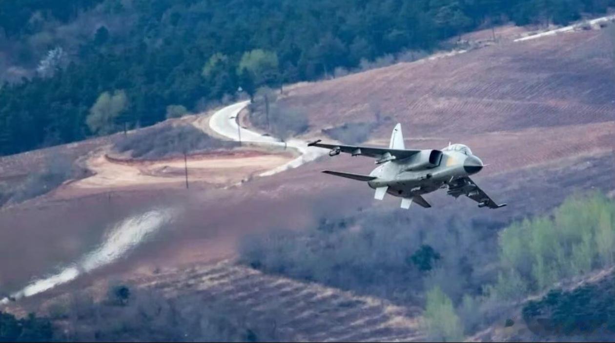 空军的歼轰-7A飞豹——豹爷携带一枚鹰击91反辐射空地导弹进行低空突防，依靠多普