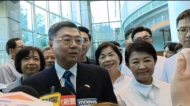 台当局14日召开会议，为争取地方政府一般性补助款，传台中市长卢秀燕于会中发言，与