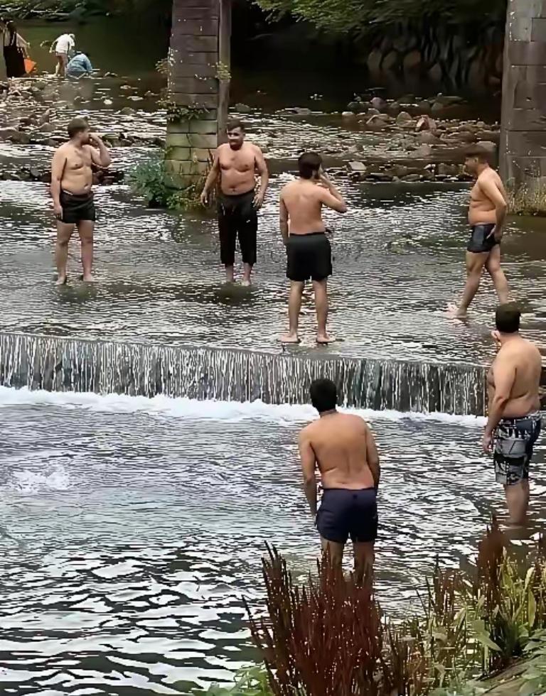我嘞个擦！绍兴平水镇溪流秒变“恒河分河”？​继南京水库洗澡，北京朝阳公园洗脚，