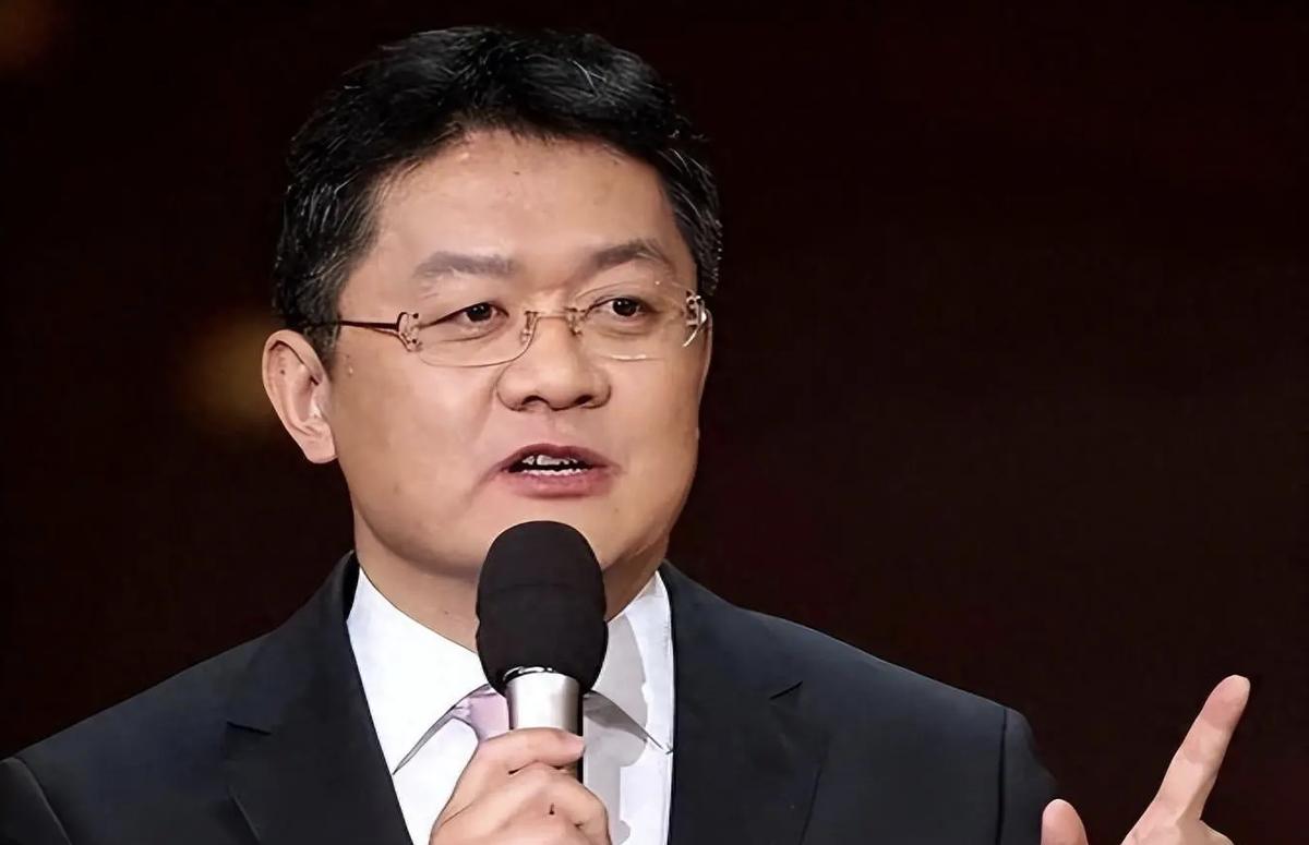 2007年，央视主持人张斌，正在直播奥运新闻发布会时，他的妻子突然冲上台，拿起话