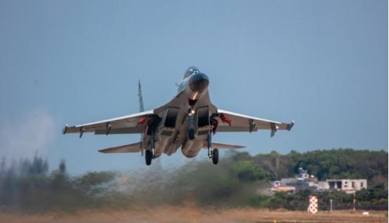 美国飞行员集体懵了！美军飞行员驾着高科技侦察机在南海转悠，本以为会碰上中国那些