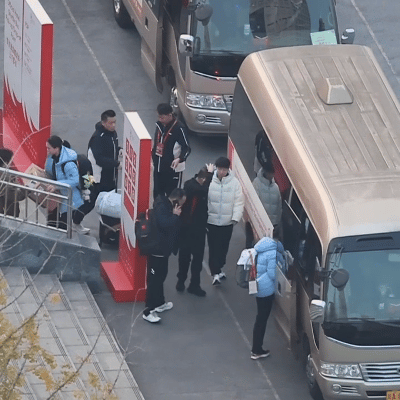 孙颖莎王楚钦结束了成都的第一训，回酒店休息，马琳在和莎莎讲话。混团比赛在3