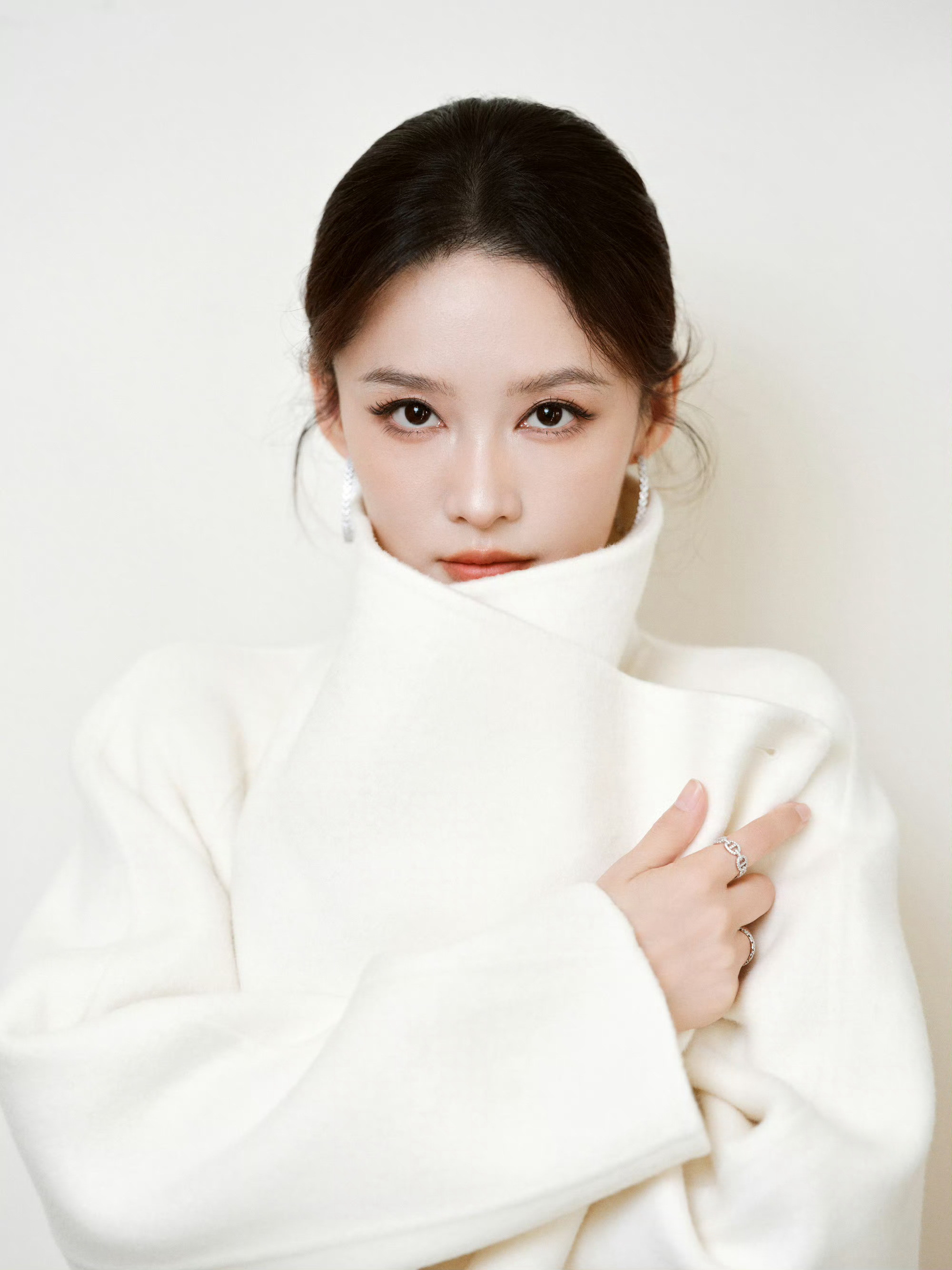 李沁白月光千金感李沁这白色大衣也太衬气质了，生图状态满分[爱心]​​​
