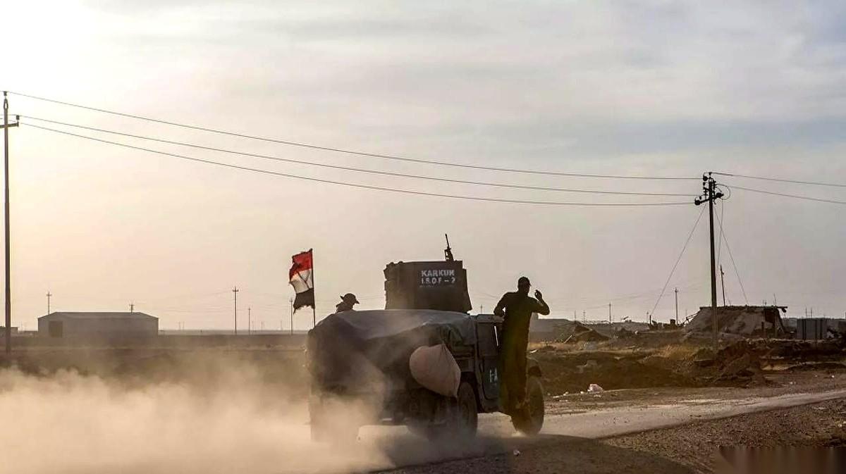 4月6日凌晨，伊拉克萨拉丁省的机场火光冲天。美以两家联手，对着北部的民兵据点就