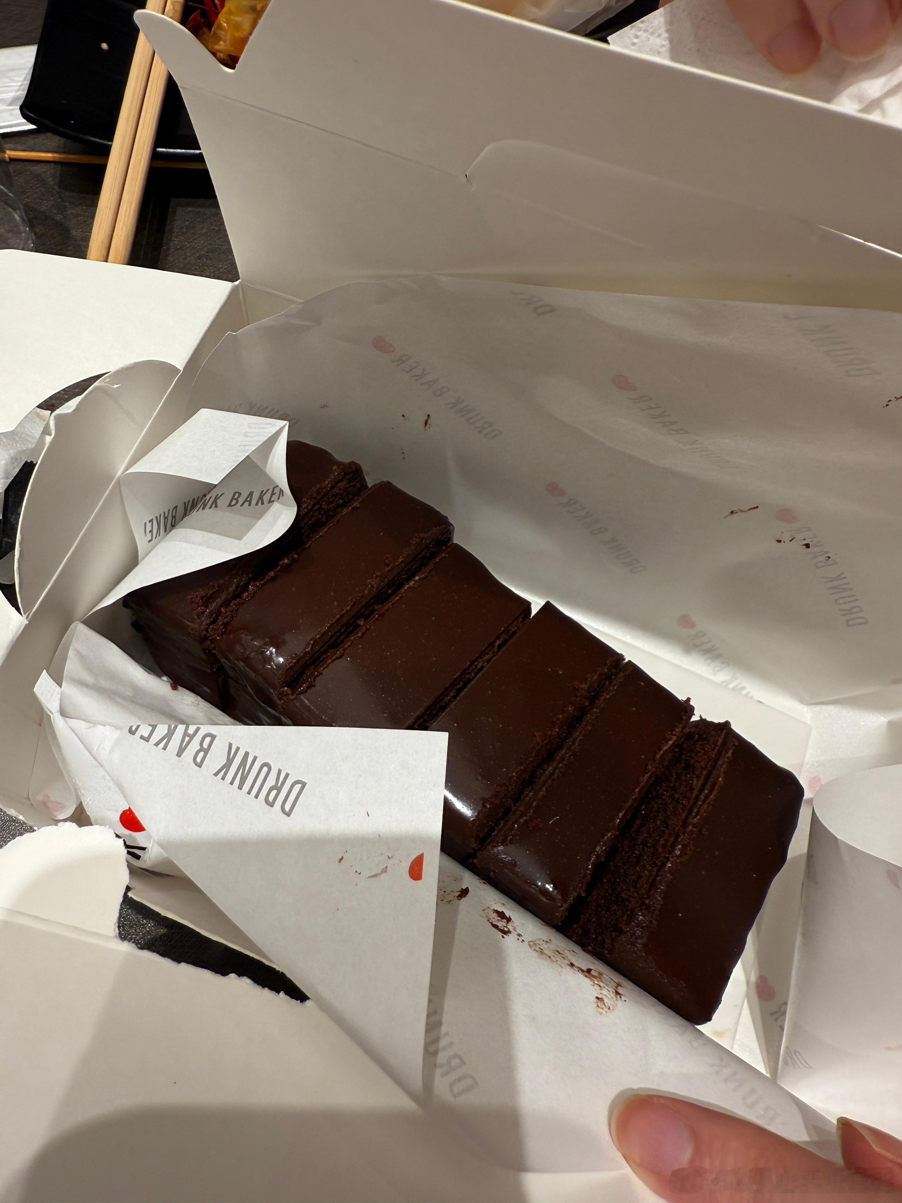 我以前从来不爱吃巧克力的，怀孕了以后超爱吃蛋糕、巧克力刚刚没忍住吃了两块现在胎