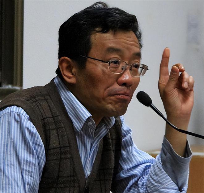 复旦教室里，67岁的王德峰看着底下黑压压的300个学生，突然来了句：“现在的中国