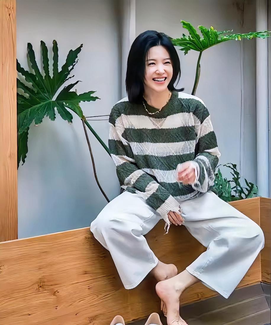 楊子珊，165cm，把鞋脱了光脚丫，一看笑容就是很放松，脚丫很美，你们看看是不是