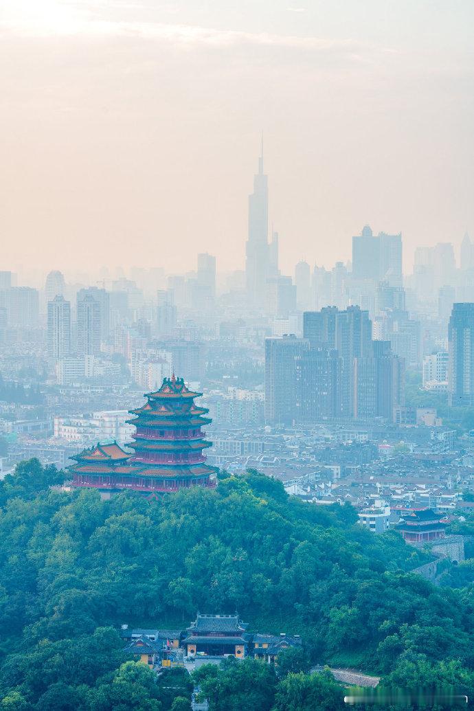 南朝四百八十寺多少楼台烟雨中，江南第一名楼----南京阅江楼美图集锦毛毛熊Ti