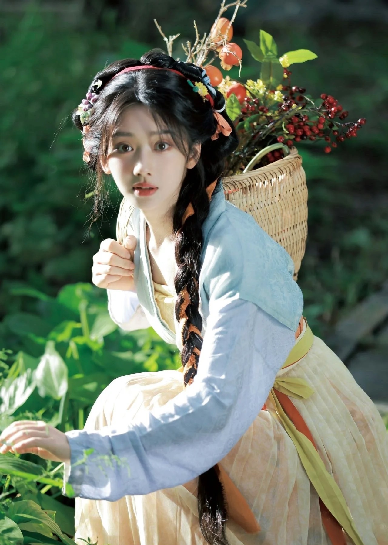 感觉妆容对这姐的加成不太大啊，妆造前后都挺美的​​​
