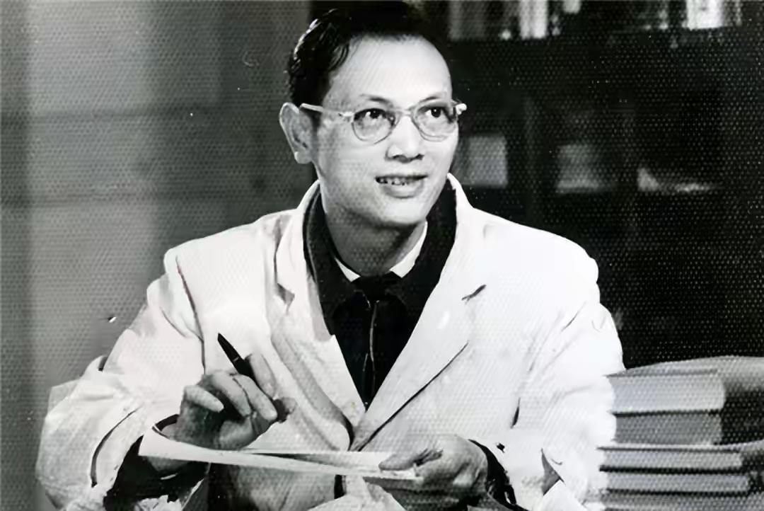 1993年，中科院院士陈彪要去开会。出门前，他关心地对妻子说：“外头很冷，你就别