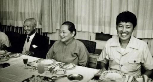 1974年，邓广殷（右一）与宋庆龄在一起的老照片。邓广殷是保卫中国同盟的领导人邓