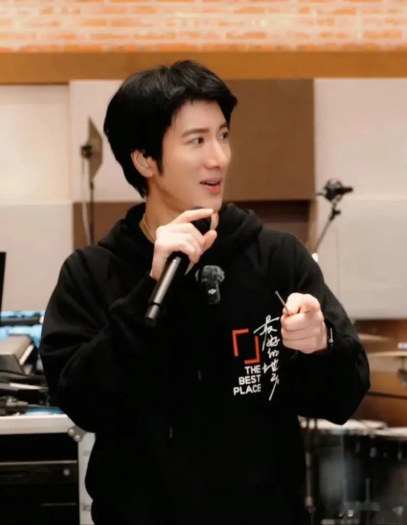 炸锅！王力宏长沙演唱会现场失控，工作人员激光笔对射观众、场内吸烟弹烟灰，大批歌迷