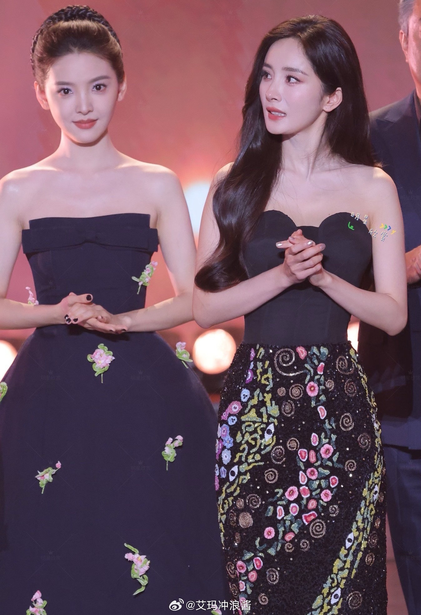 章若楠站在杨幂旁边，真的没输颜值也是抗打的