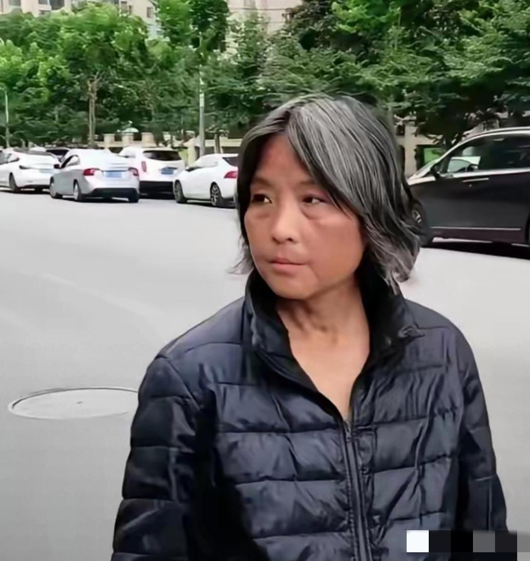 惊！惊！惊！这居然是陈淑桦？镜头中的陈淑桦头发花白油腻，棉服单薄亮黑，肤色暗