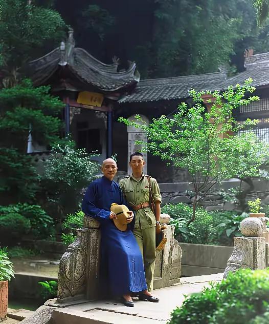 这是蒋介石和儿子蒋纬国在一起的照片。请大家看看蒋介石的穿着打扮，一顶礼帽，