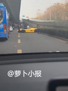 黄毛的天塌了呀。2月2日网友“西门町吃在宁波”发布视频，浙江宁波再添一辆陨落的