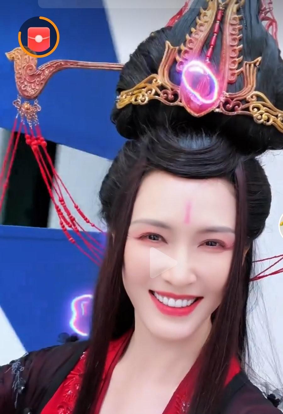 徐洁儿秒变古装美女近日，徐洁儿晒出古风换装花絮，日常简约穿搭