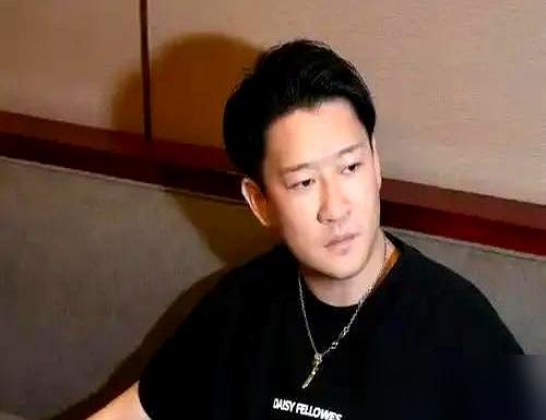 2006年酒桌上于谦把一张银行卡啪地摔在曹云金面前指着鼻子大骂再这么飘你这辈子全