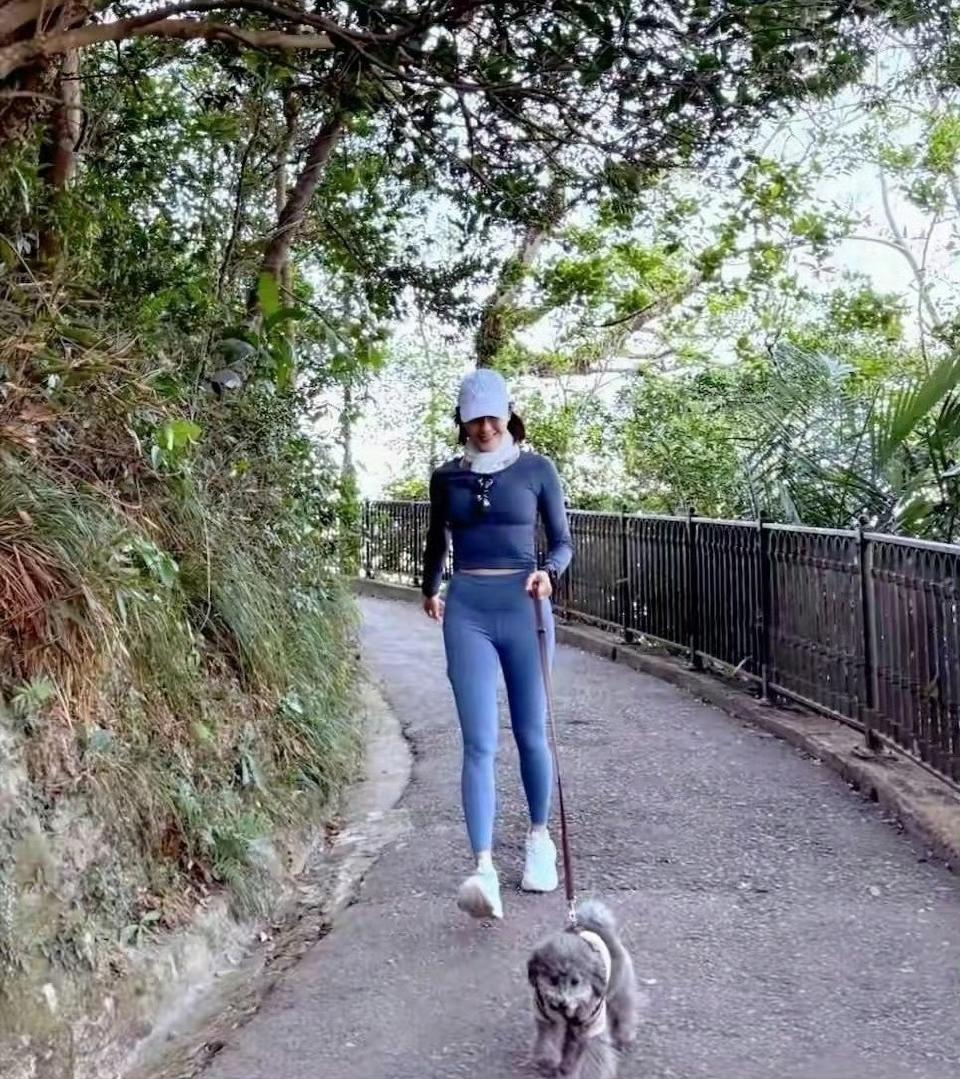 有人碰到54岁的黎姿在太平山跑步！她穿着塑身裤，一边跑一边遛狗，这身材线条好到爆