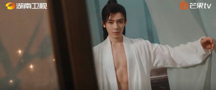 侯明昊白衣微敞的腹肌侯明昊身材没白练侯明昊白衣微敞的腹肌，咱就说我们小侯的