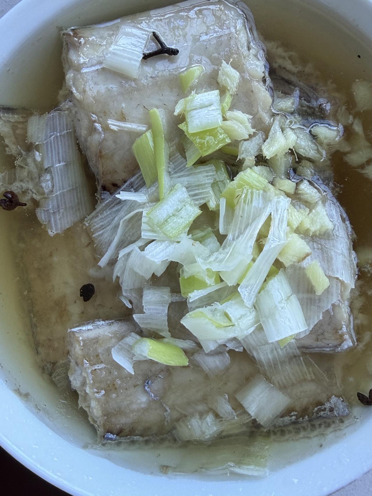 今天上午，我在西安档子上，买了一条大带鱼，中午准备做清蒸带鱼！中午，米饭做好后