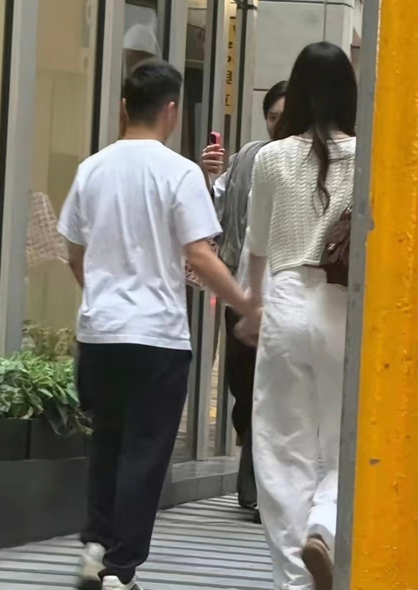 何猷君和奚梦瑶，现身香港街头，手牵手过七夕本来很甜蜜，可背影照好尴尬