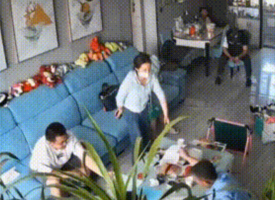夫妻离婚，女子回到前夫家里拿衣物与生活用品，被前夫与他的家人阻止，双方发生撕扯，