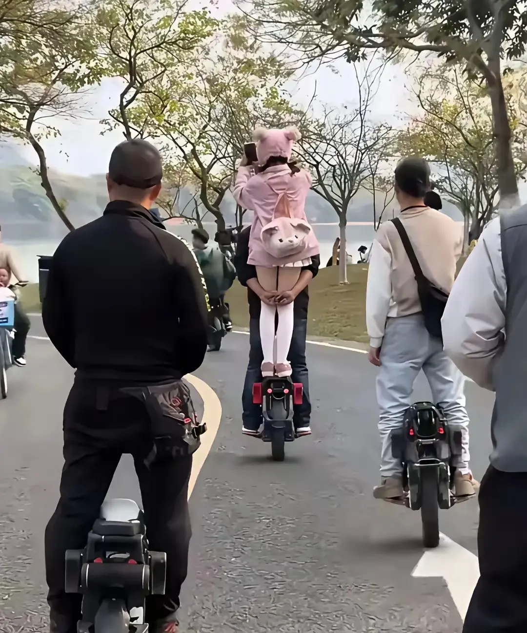公园碰到的，女孩也不害臊