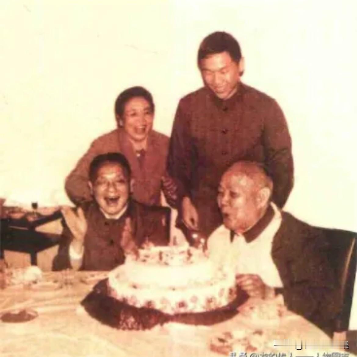 1977年5月14日，叶剑英元帅80大寿时，与老战友共度生日的温馨场景。当天，聂