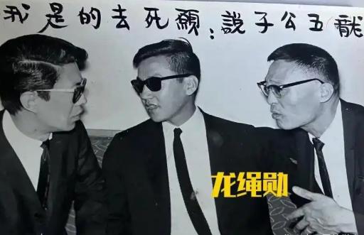 1963年，亚洲影后林黛，正打算低头亲一亲摇篮里的儿子。旁边，她丈夫龙绳勋，军阀