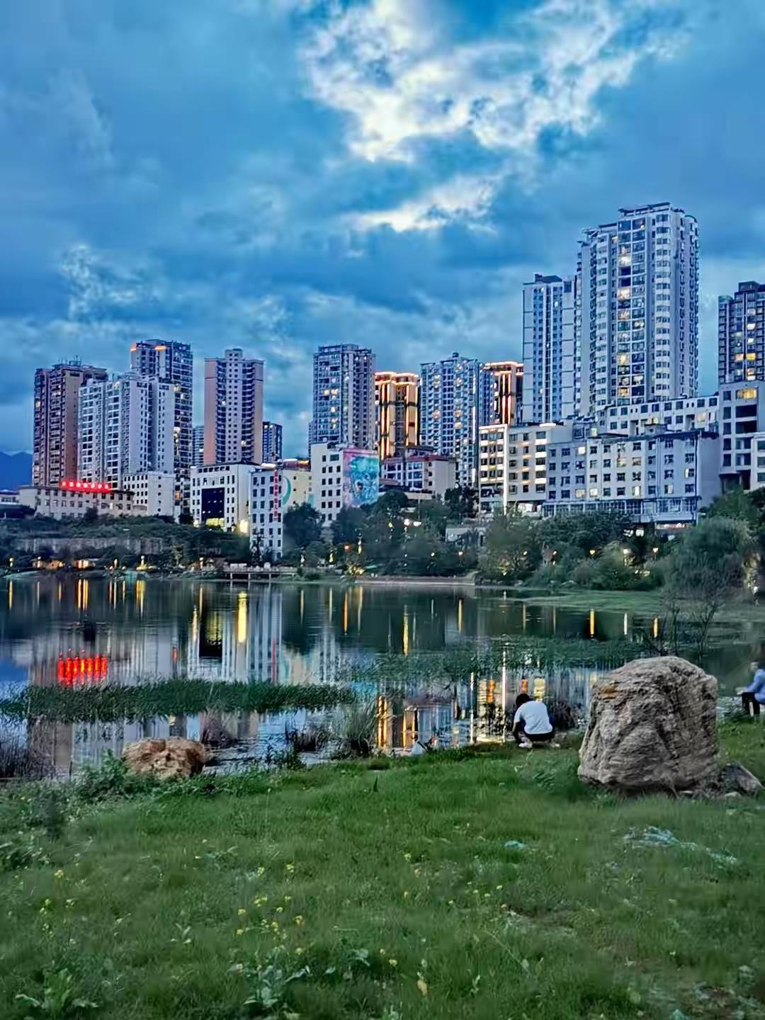 今天再给大家推荐一处旅游避暑好地方，贵州省六盘水盘州市，我们都知道六盘水被称为中