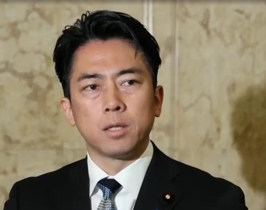 高市早苗还在原地苦撑，小泉进次郎直接摆烂，美式风格一键复制上身。日本防卫相小