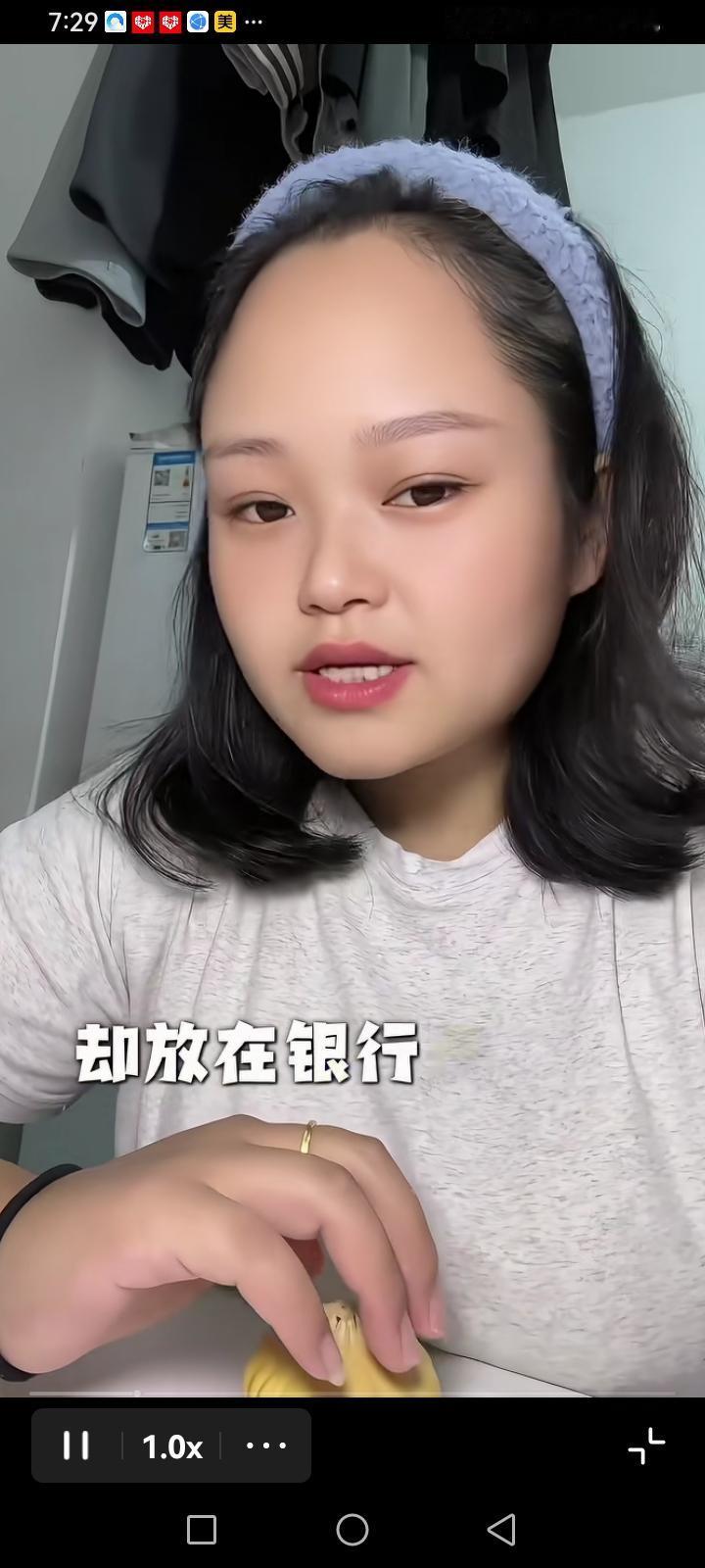 看看下面这位年轻人说了什么？“公公婆婆每个月有一万元的退休金，每个月都存在银