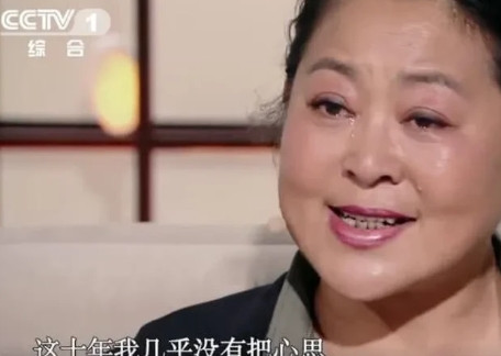 1999年，倪萍主持完节目，连夜跑到冯小刚家。一进门，她“扑通”一声就跪在冯小刚