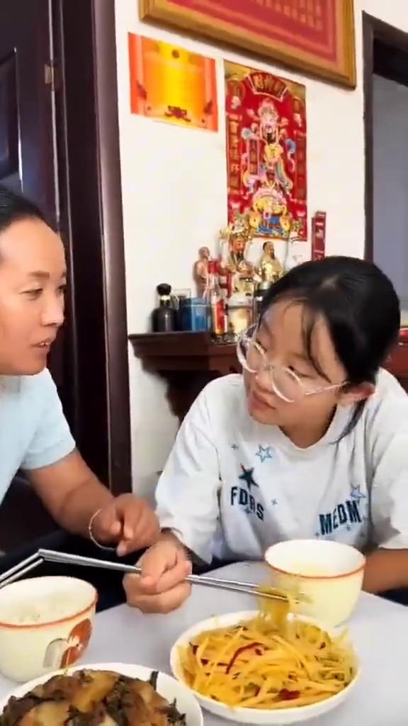 跟长辈在这吃饭一定要主动端菜，这样才能把喜欢吃的菜放到自己跟前。如果要是端鱼，鱼