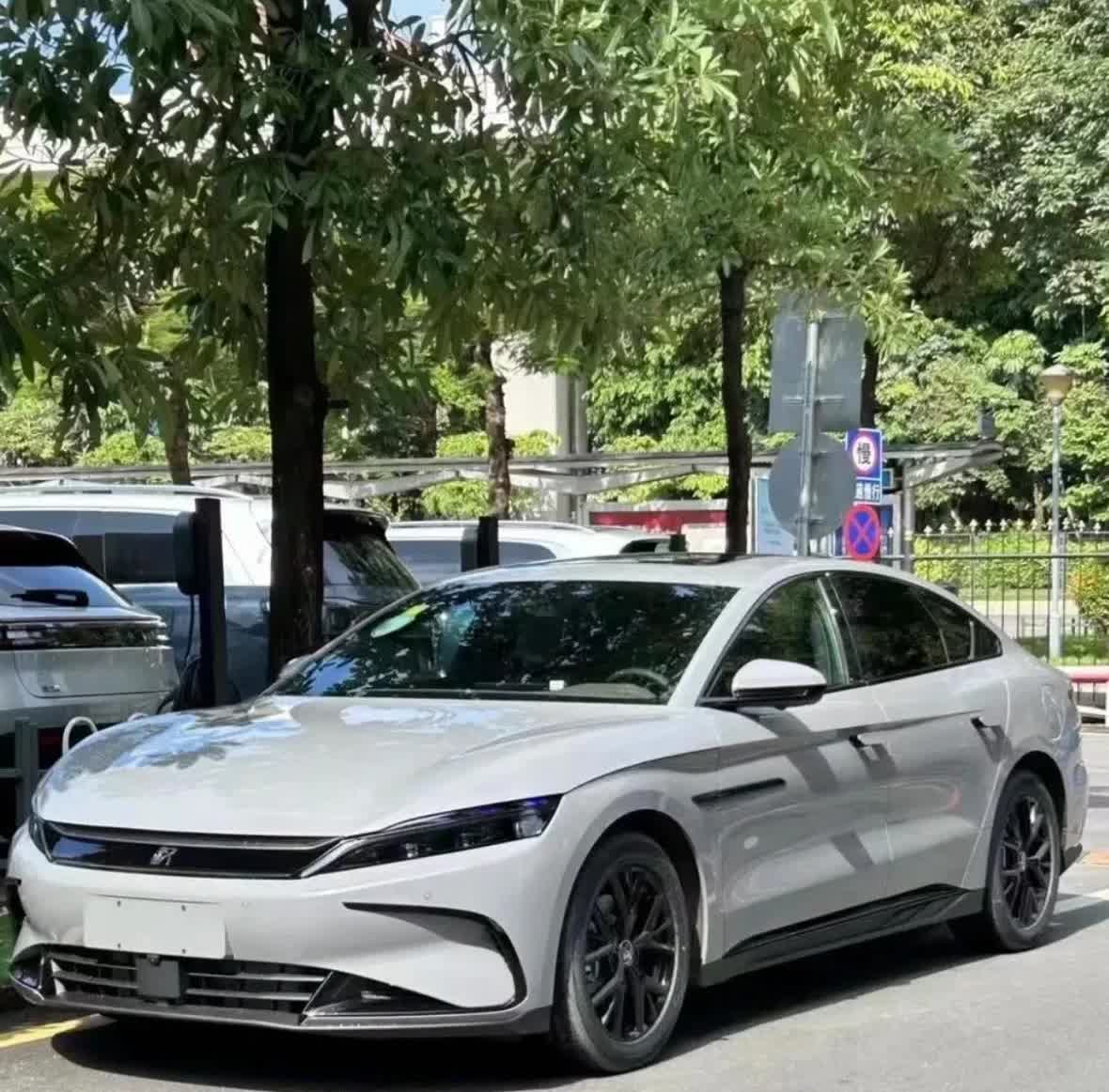 20多万的电车，看起来是省油了。每年贬值是3.5万元，加上保险，每年实际就4万元