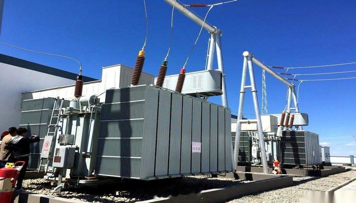 最魔幻的一件事发生了。美国人一边咬牙切齿地给中国产的变压器加了104%的关税，一