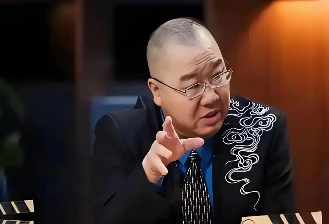 英达当年那句“改姓宋”的狠话，还言犹在耳。如今看巴图在《芈月传》里崭露头角，他