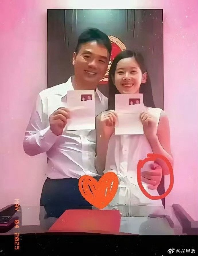 这是刘强东和章泽天领完结婚证后的合照。那年刘强东41岁，章泽天还差一个月22岁，