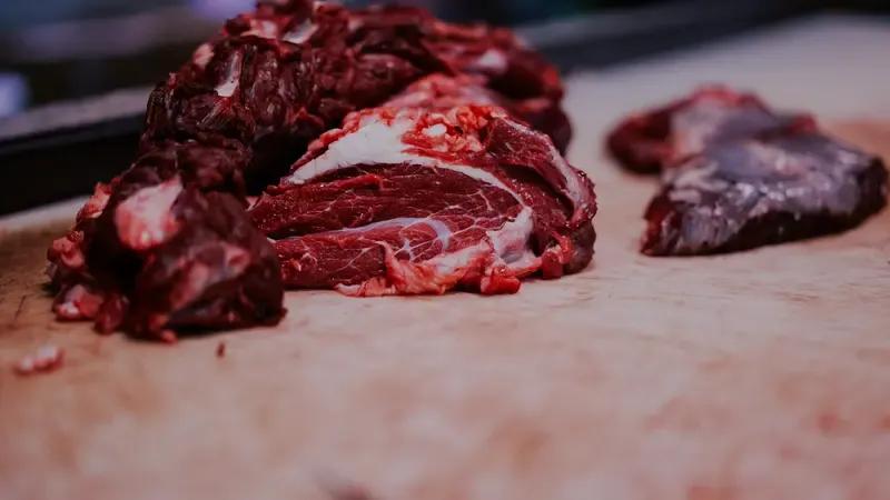 为什么中国的牛肉这么贵？先扔结论：牛肉贵，跟牛关系不大。你平时去菜市场买一斤