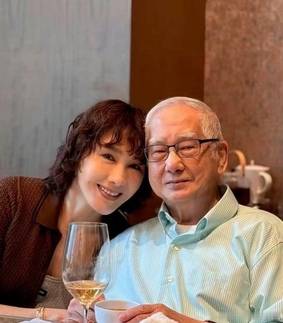 黎姿一家人合照，弟弟黎婴也一起出镜了​​​​