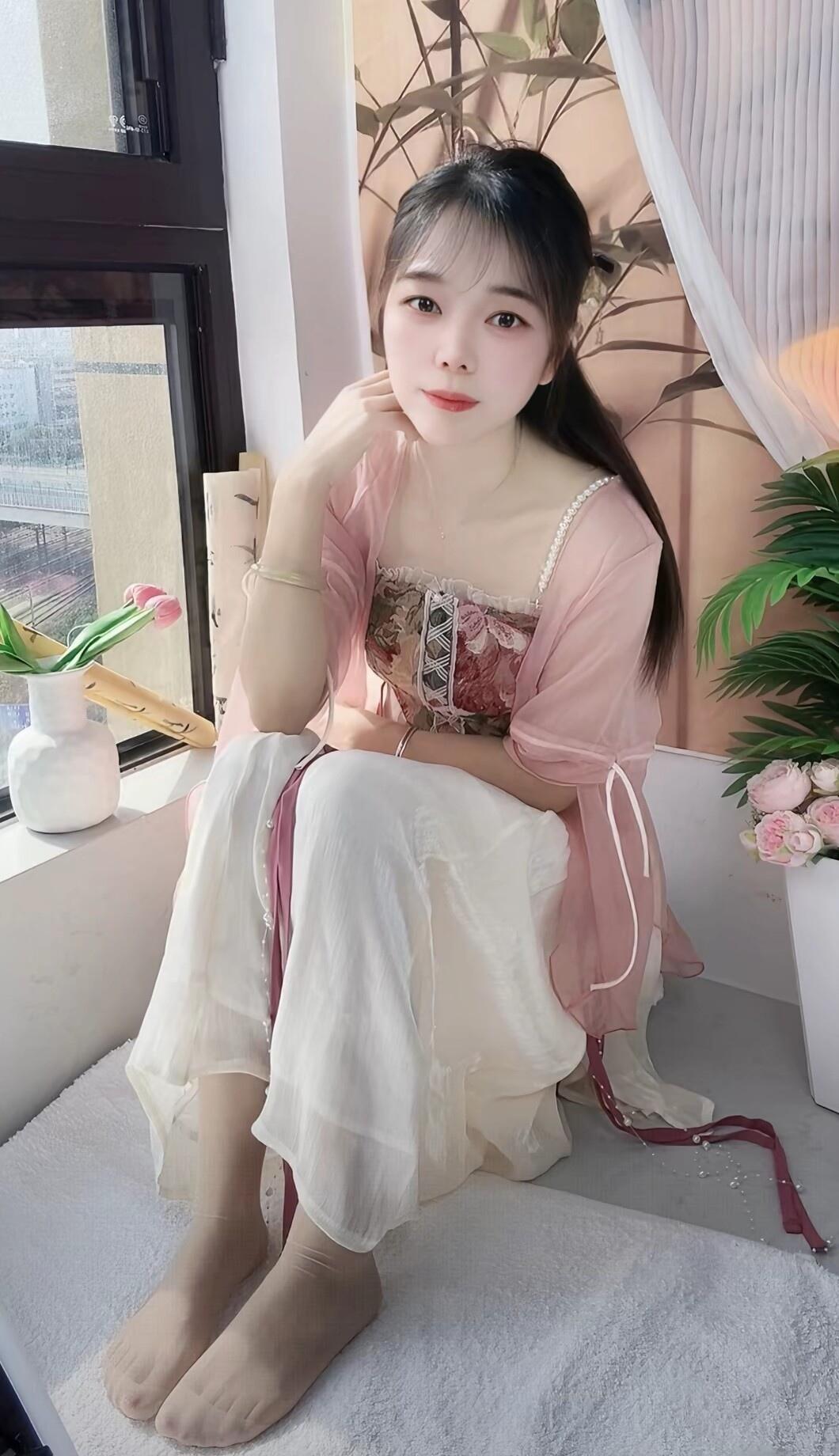 小裙裙，肉丝粉色系穿搭，炒好看分享甜美小姐姐随手拍每日晒出最美照片嫩粉色系穿