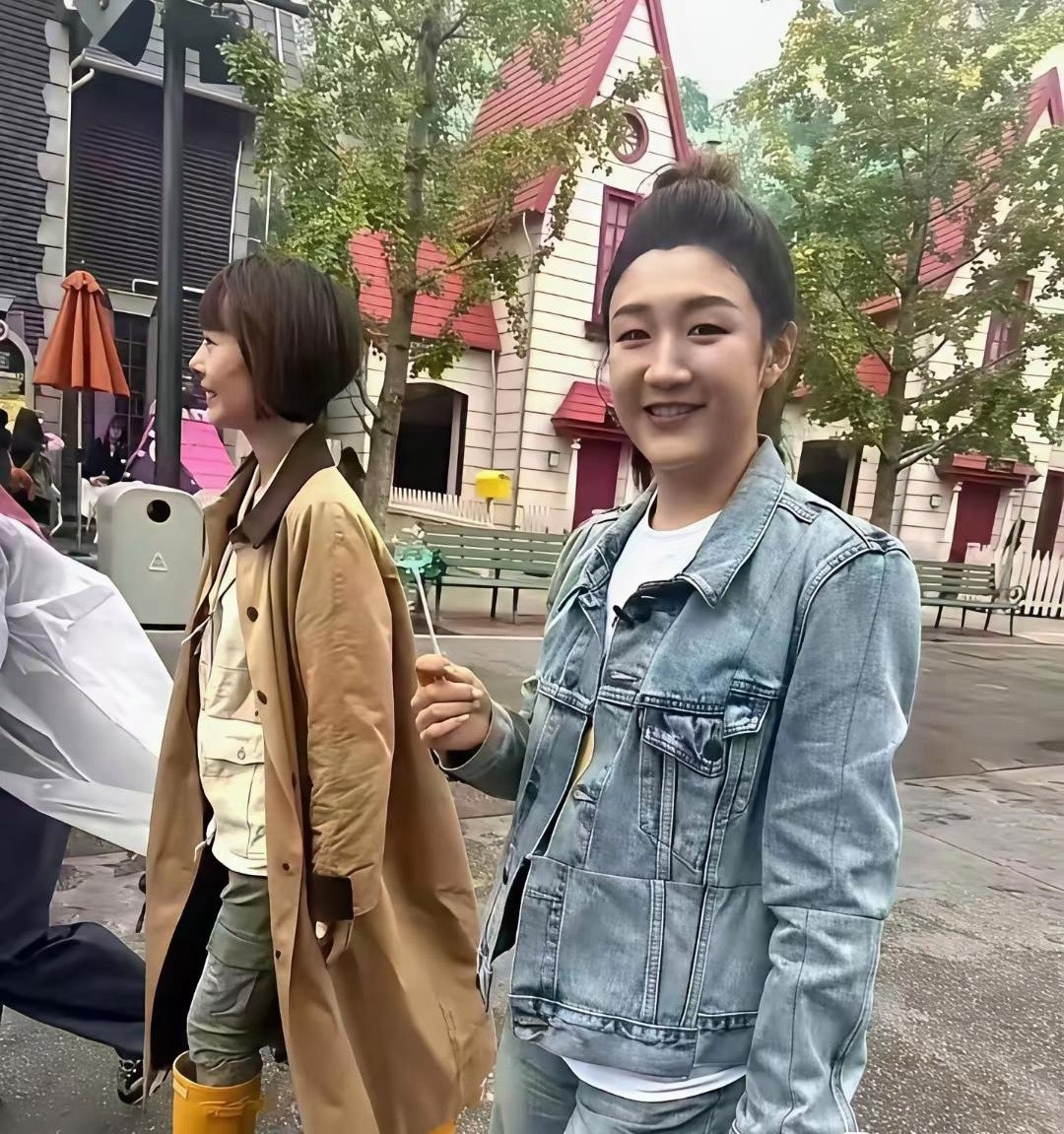 看到陈梦这张照片，我还是有点绷不住笑了这不会是自己化的妆吧？怎么妆容这么奇怪呀？